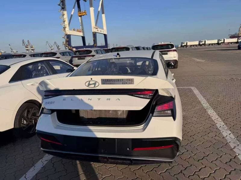 2025 Hyundai Elantra thumbnail 3