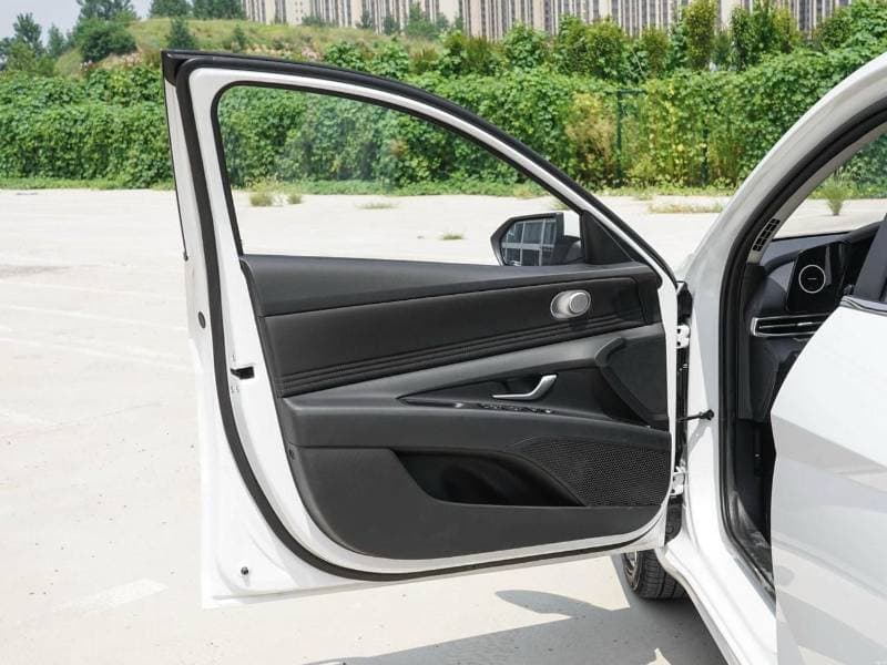 2026 Hyundai Elantra COMFORT thumbnail 4