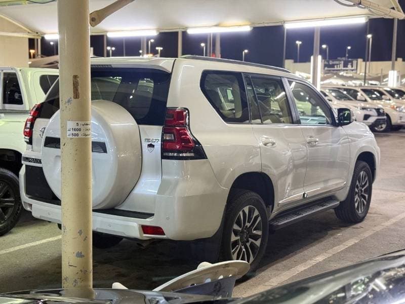 2022 Toyota Prado GXR thumbnail 3