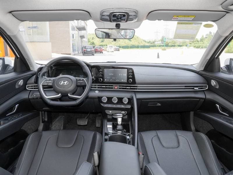 2025 Hyundai Elantra SMART thumbnail 3
