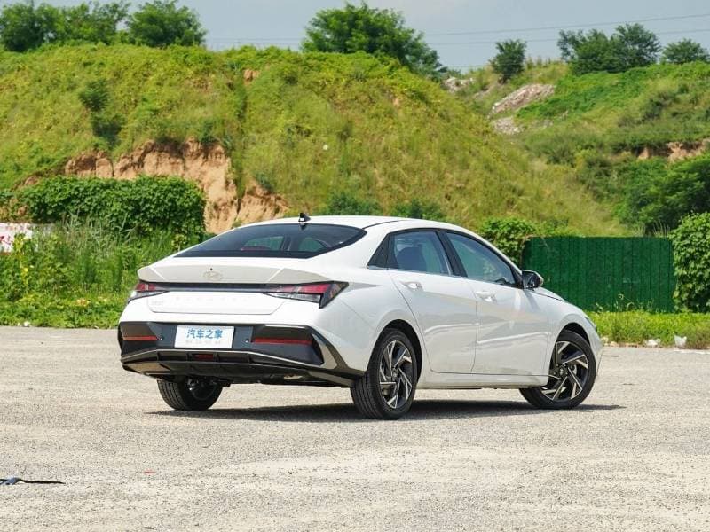 2025 Hyundai Elantra SMART thumbnail 7
