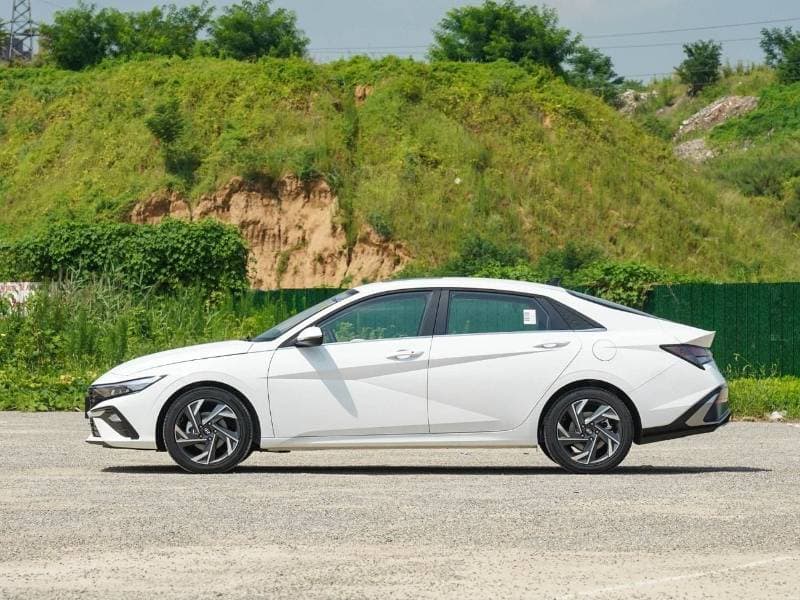 2025 Hyundai Elantra SMART thumbnail 8