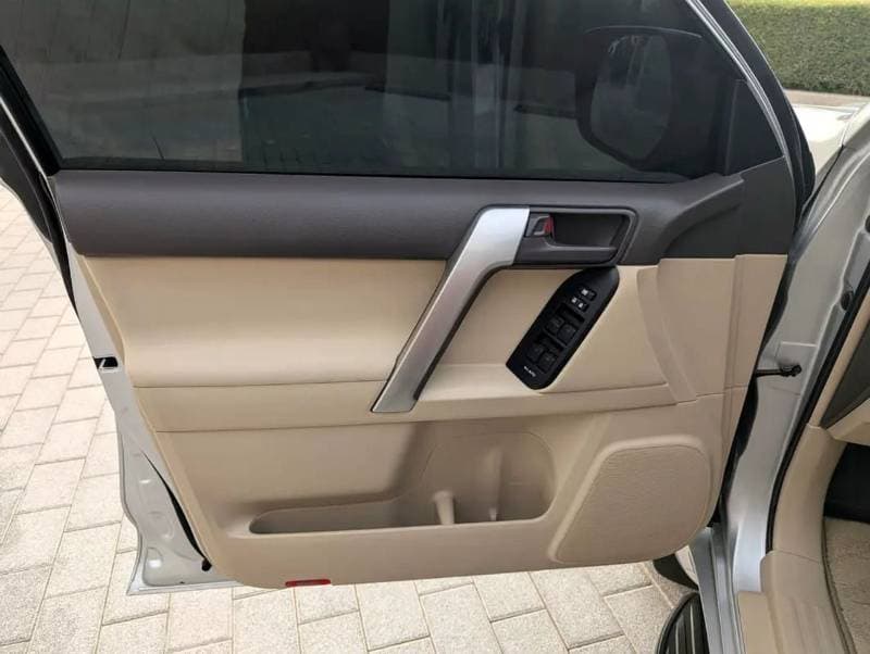 2022 Toyota Prado TX L thumbnail 6