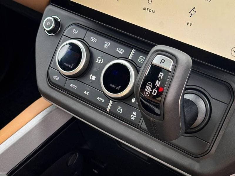 2025 Land Rover Defender thumbnail 5