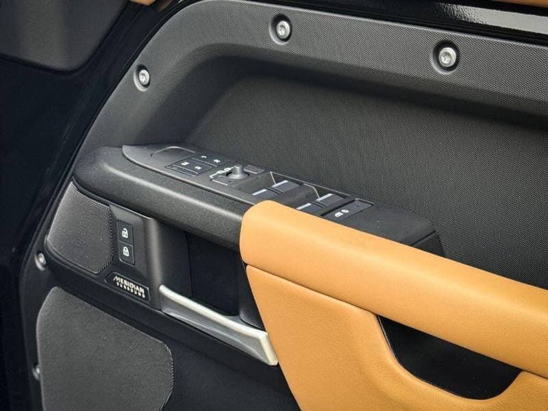 2025 Land Rover Defender thumbnail 4