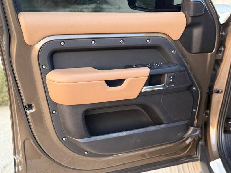 2025 Land Rover Defender thumbnail 5