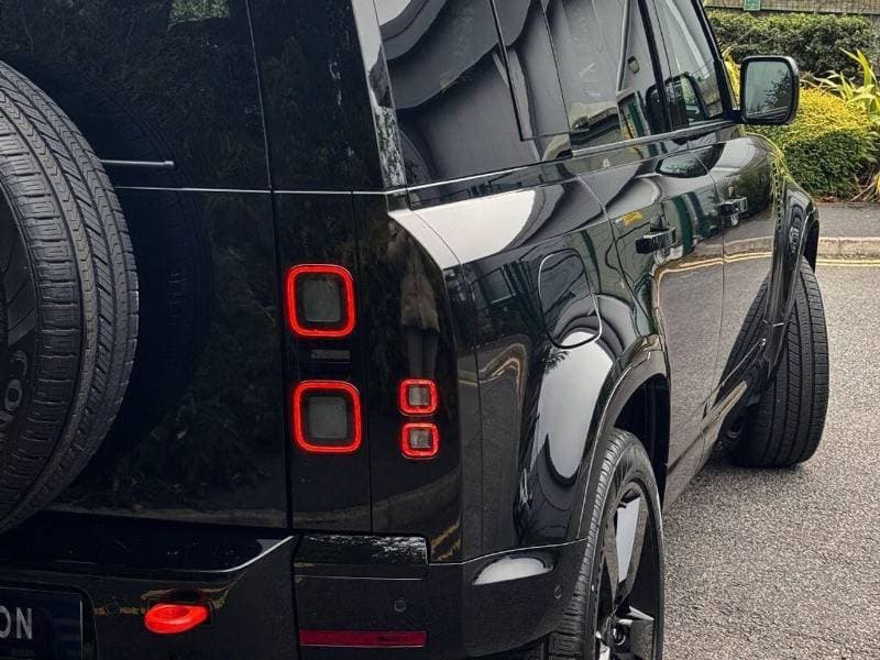 2025 Land Rover Defender thumbnail 2