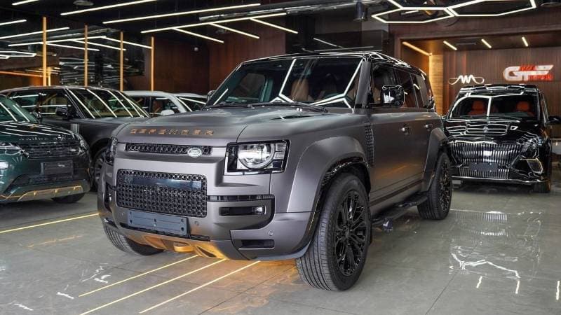 2025 Land Rover Defender octa thumbnail 3