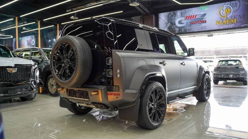 2025 Land Rover Defender octa thumbnail 6