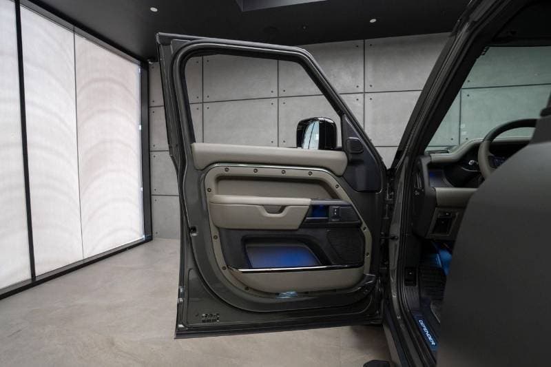 2025 Land Rover Defender thumbnail 5