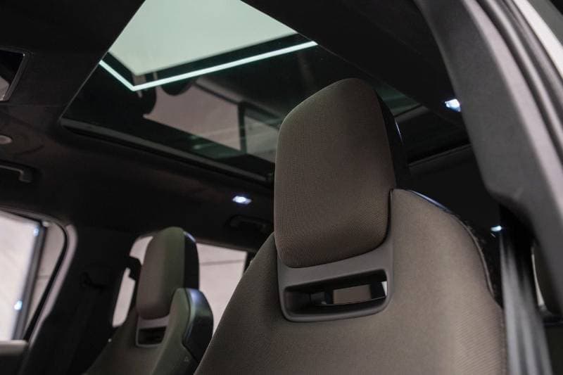 2025 Land Rover Defender thumbnail 8