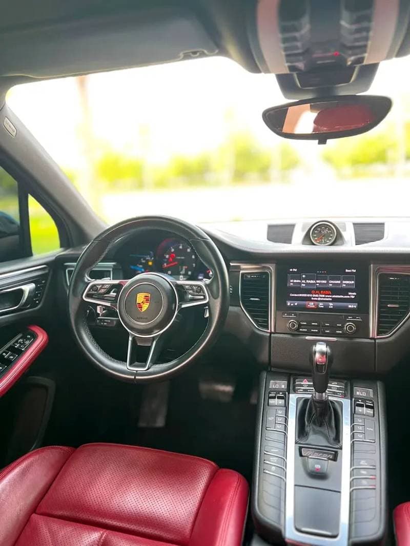2018 Porsche Macan STANDARD thumbnail 7