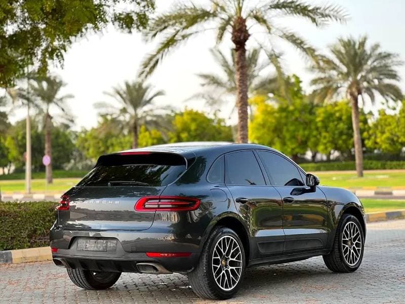 2018 Porsche Macan STANDARD thumbnail 3