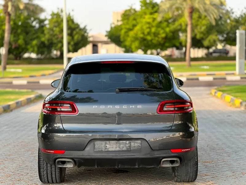 2018 Porsche Macan STANDARD thumbnail 4