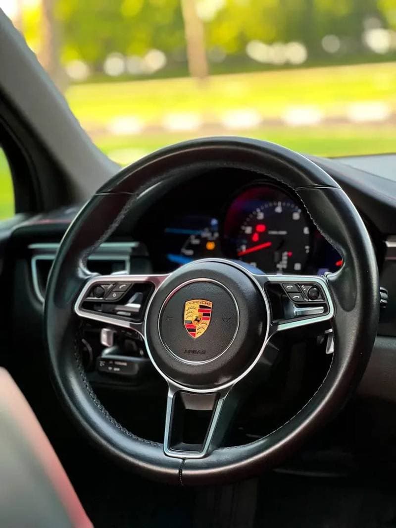 2018 Porsche Macan STANDARD thumbnail 8