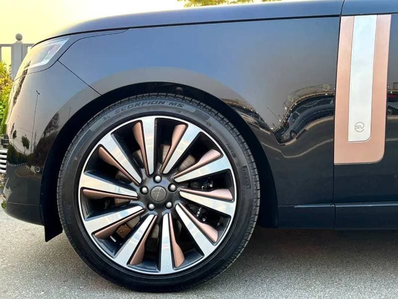 2026 Land Rover Range Rover SV LWB P615 thumbnail 4