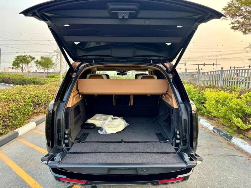 2026 Land Rover Range Rover SV LWB P615 thumbnail 6