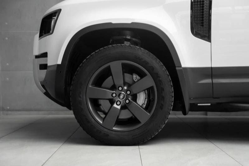 2023 Land Rover Defender thumbnail 6
