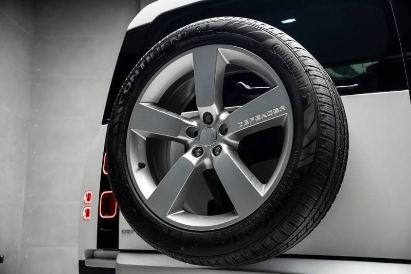 2024 Land Rover Defender thumbnail 8