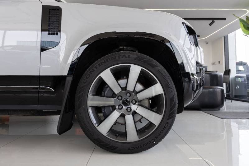 2026 Land Rover Defender thumbnail 8