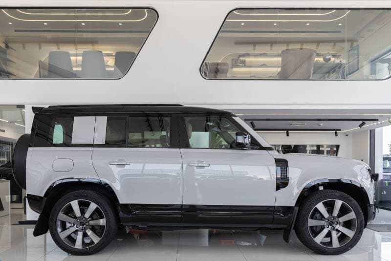 2026 Land Rover Defender thumbnail 7