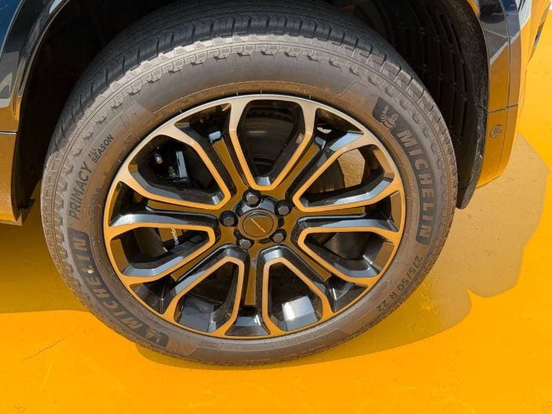 2026 Land Rover Defender thumbnail 4