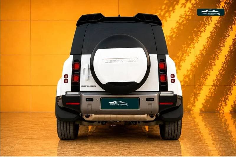 2025 Land Rover Defender thumbnail 4