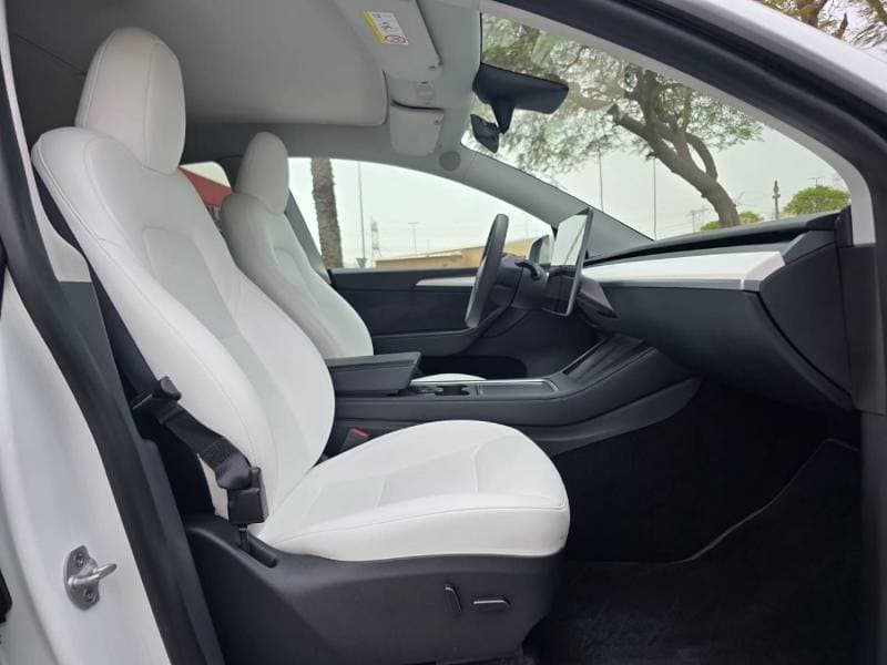 2024 Tesla Model Y LONG RANGE thumbnail 8