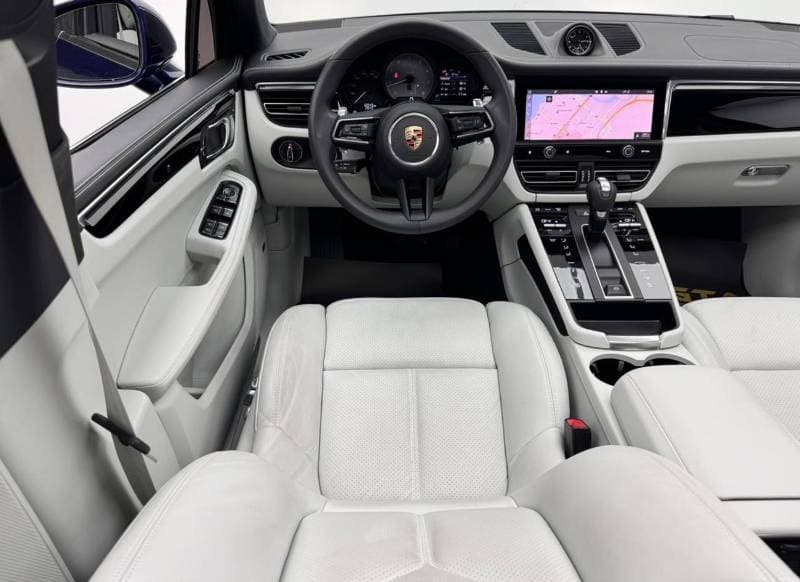 2025 Porsche Macan thumbnail 8