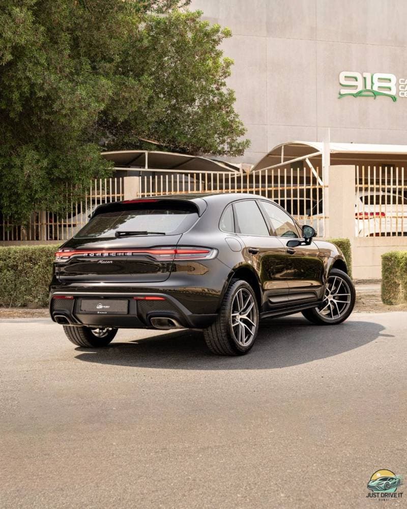 2024 Porsche Macan STANDARD thumbnail 3