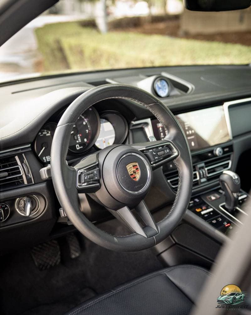 2024 Porsche Macan STANDARD thumbnail 6