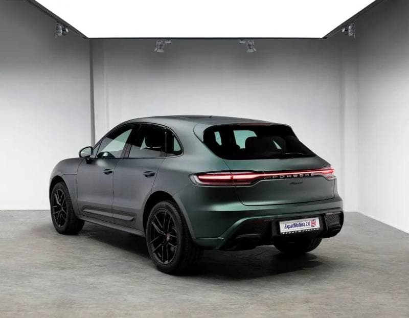 2023 Porsche Macan STANDARD thumbnail 3