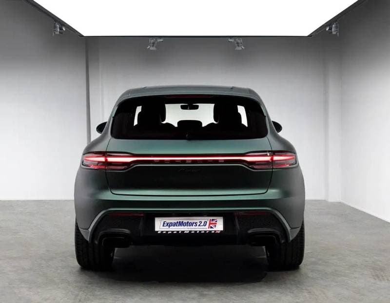2023 Porsche Macan STANDARD thumbnail 4