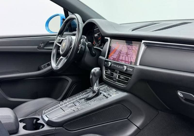 2020 Porsche Macan STANDARD thumbnail 7