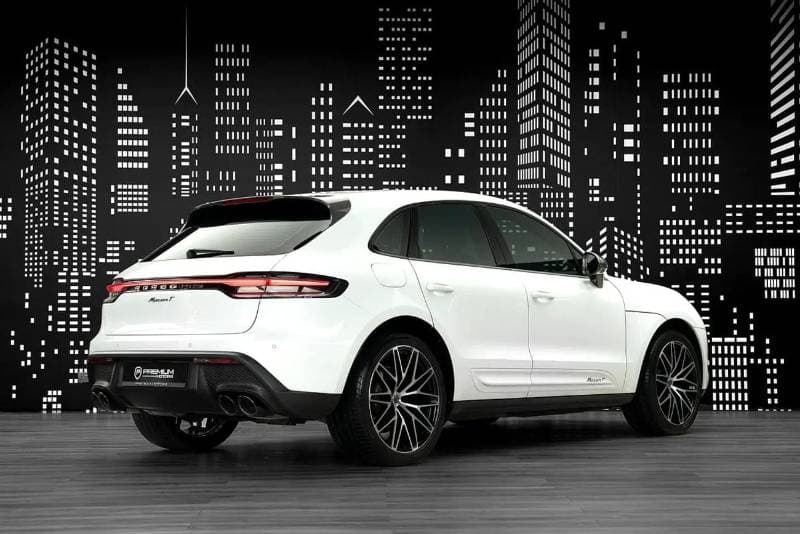 2023 Porsche Macan T thumbnail 3