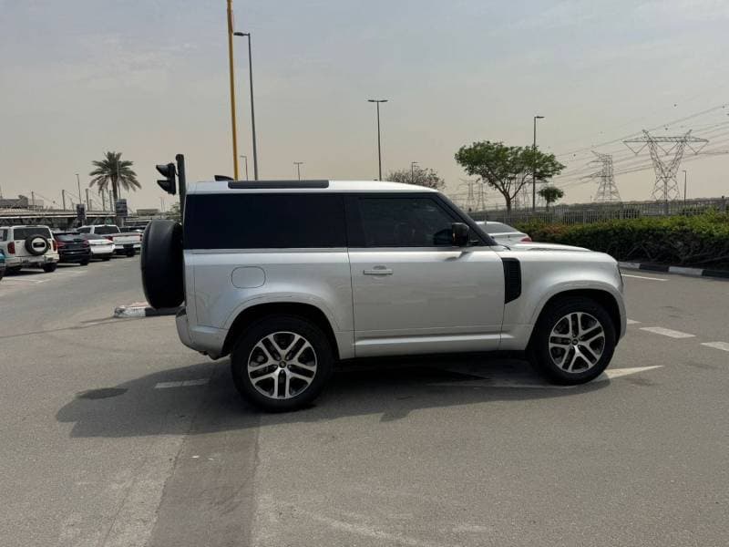 2023 Land Rover Defender thumbnail 4