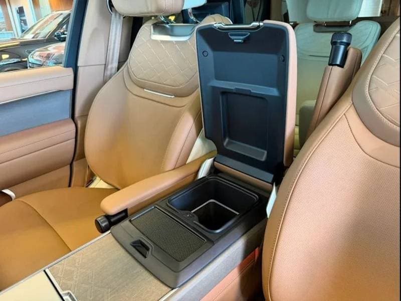 2026 Land Rover Range Rover SV LWB P615 thumbnail 5