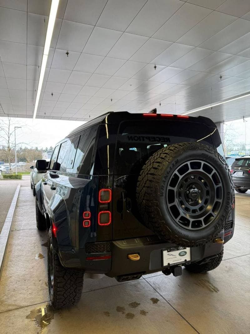 2026 Land Rover Defender thumbnail 4