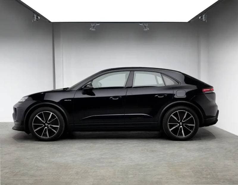 2025 Porsche Macan 4 BEV thumbnail 2