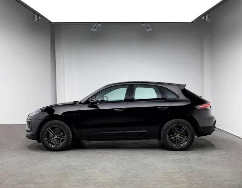 2022 Porsche Macan STANDARD thumbnail 2