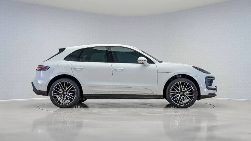 2023 Porsche Macan STANDARD thumbnail 3