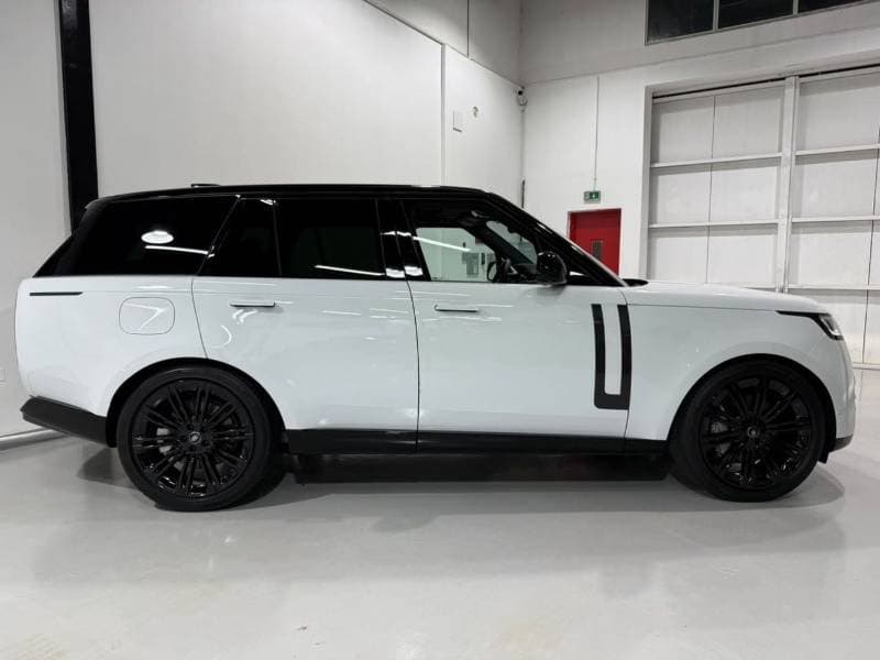 2025 Land Rover Range Rover SE thumbnail 6