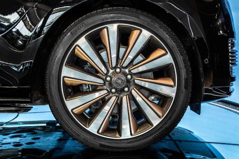 2025 Land Rover Range Rover SV P615 SWB thumbnail 7