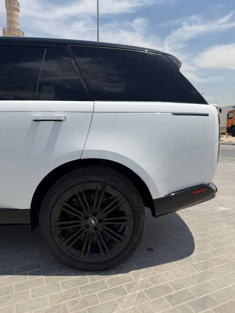2025 Land Rover Range Rover SE thumbnail 3