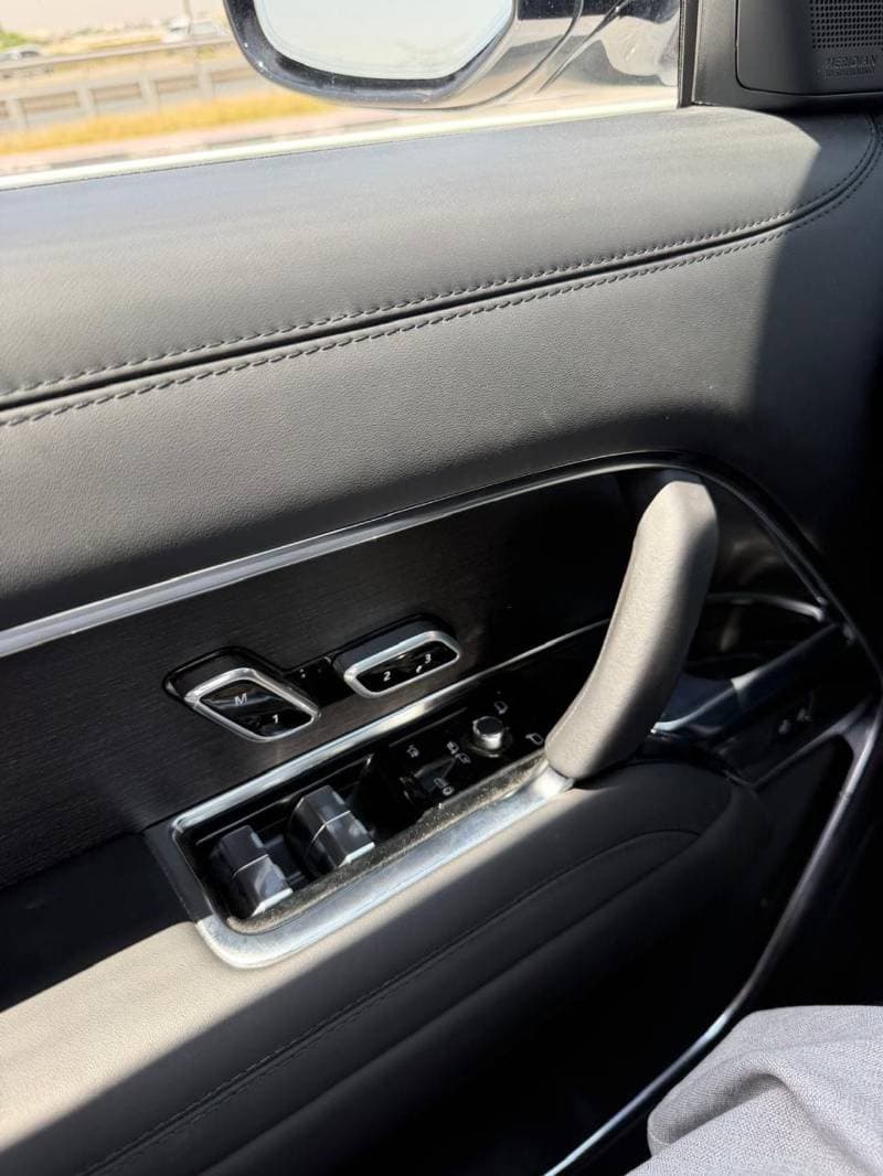 2025 Land Rover Range Rover SE thumbnail 8