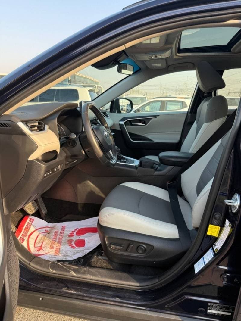 2020 Toyota RAV4 XLE thumbnail 2