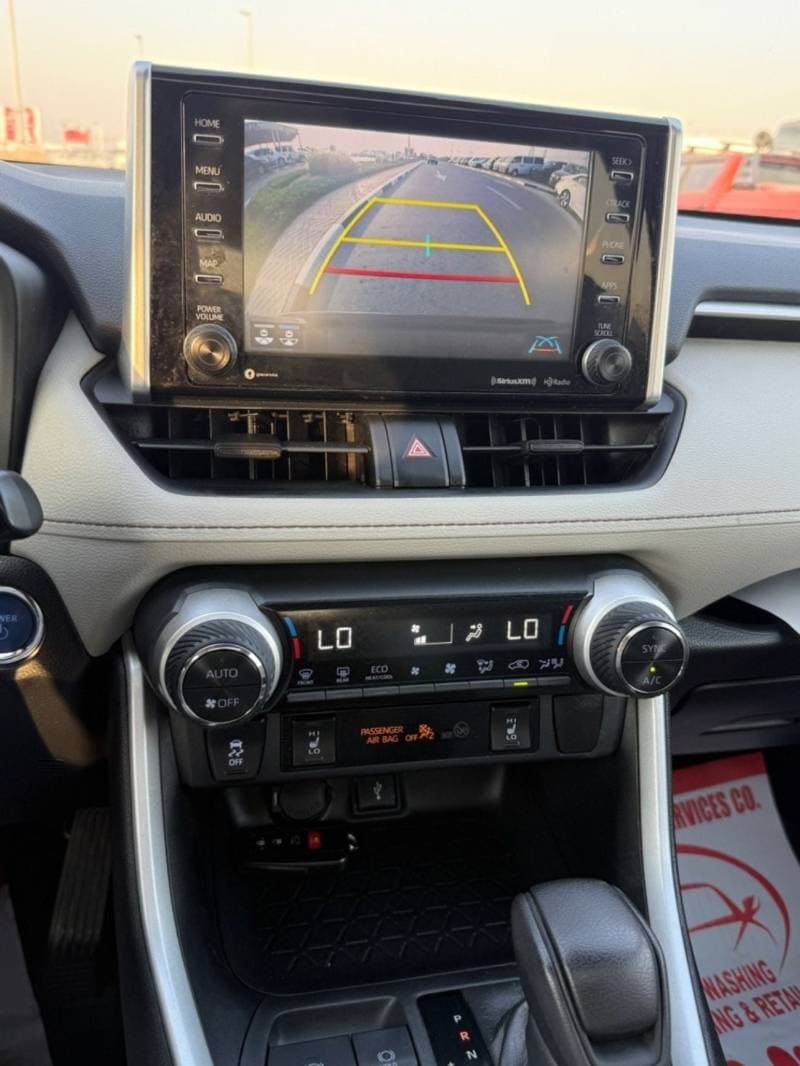 2020 Toyota RAV4 XLE thumbnail 3