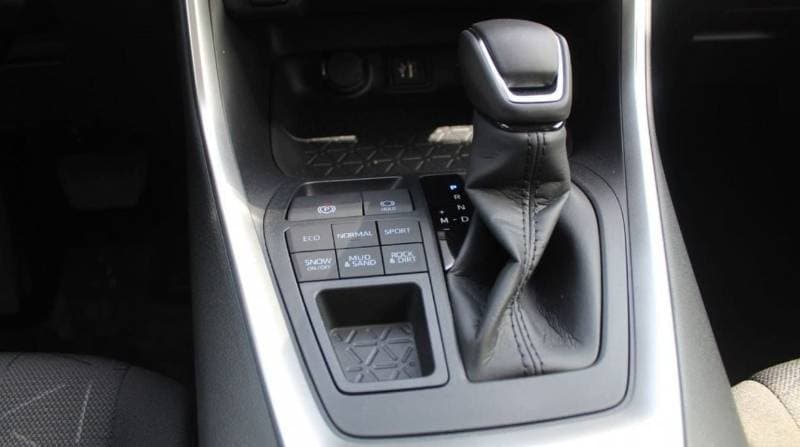 2025 Toyota RAV4 LE thumbnail 8