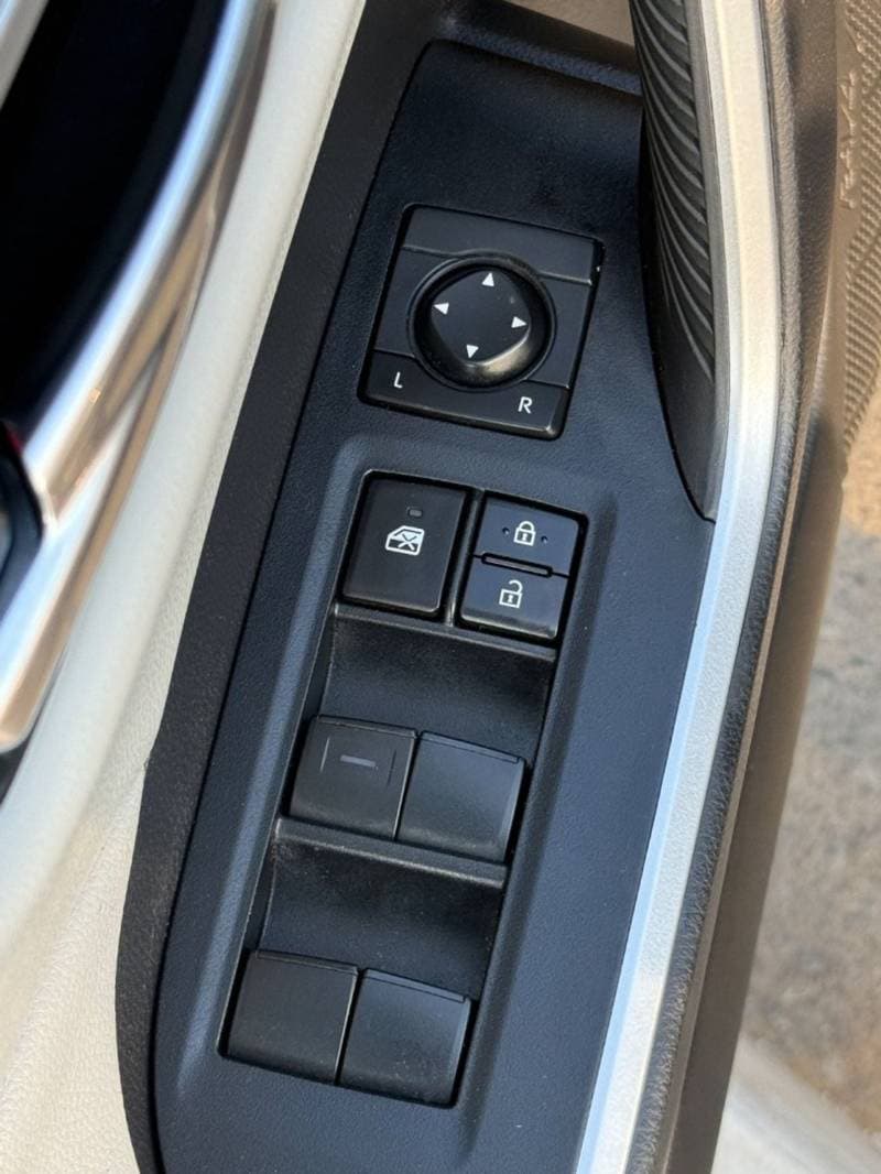 2020 Toyota RAV4 XLE thumbnail 5
