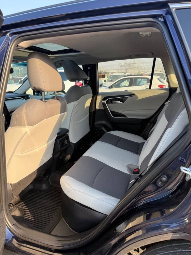 2020 Toyota RAV4 XLE thumbnail 7